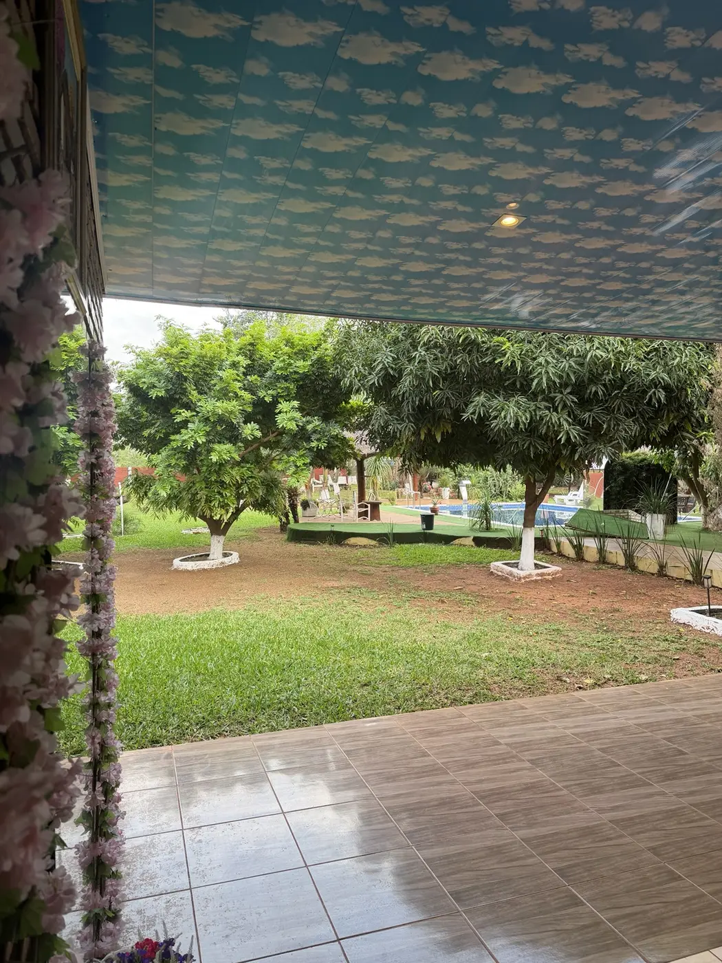 Jardín amplio con vista hacia la piscina de Granja Don Poli