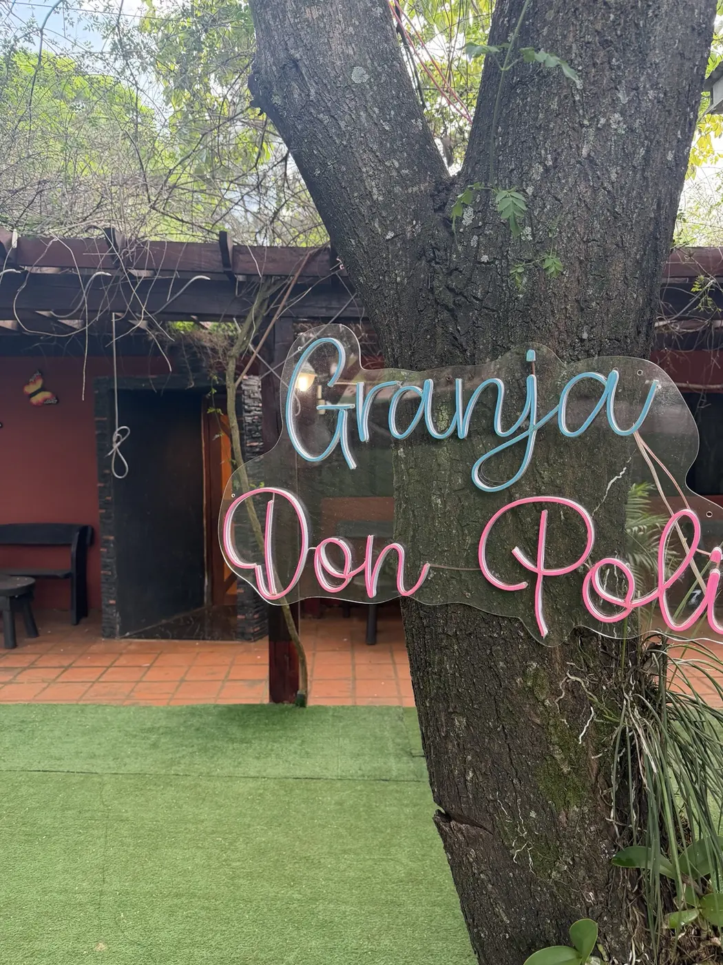 Letrero de Granja Don Poli